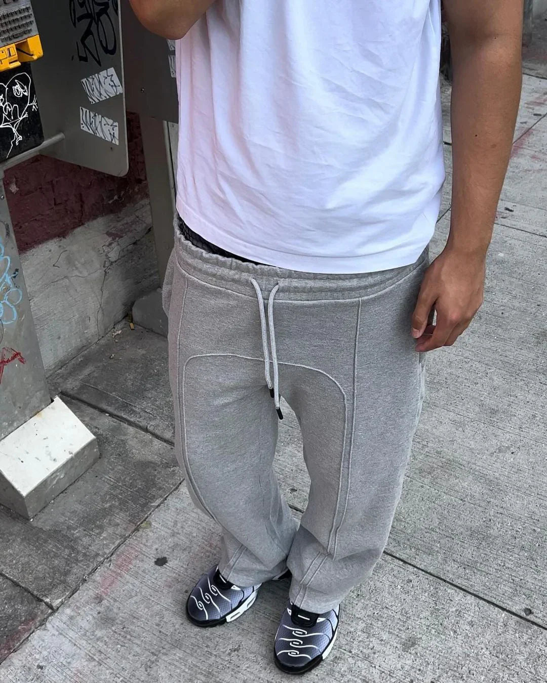 S / Gris